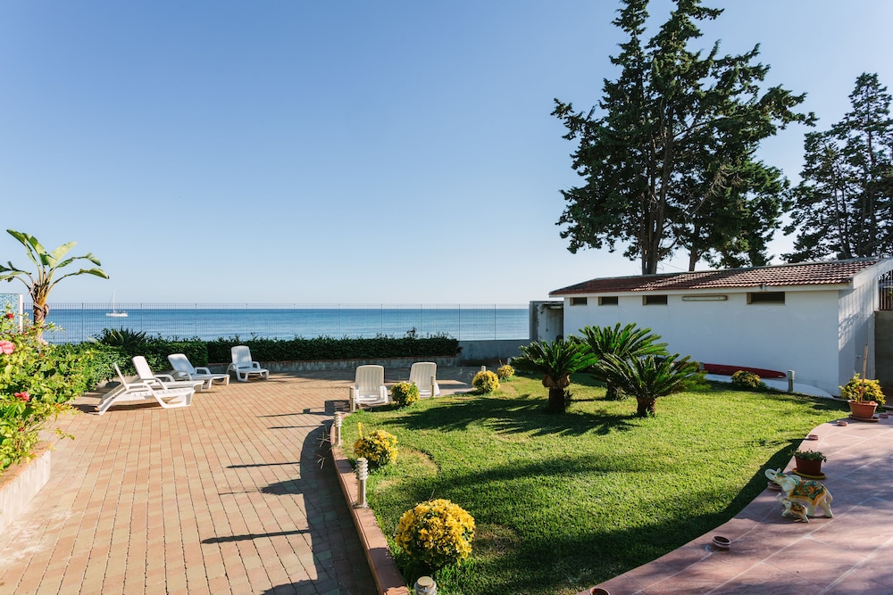 Villa Calliope Pool sea View — 4-Star Luxury Hotel in Siracusa, Italy