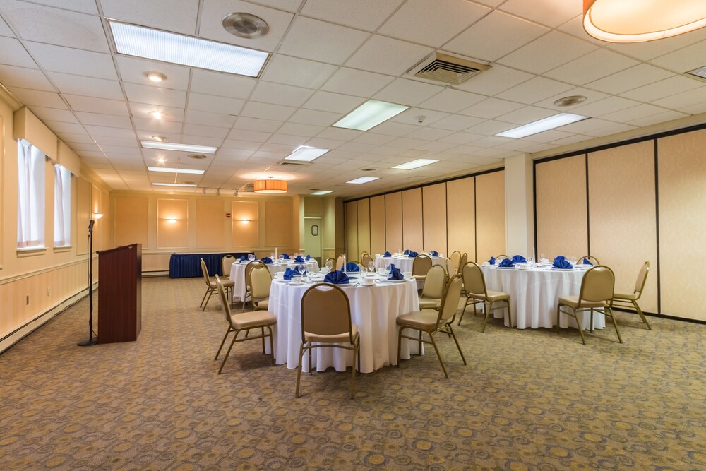 Quality Inn & Suites Hotel West Chester - photo 43
