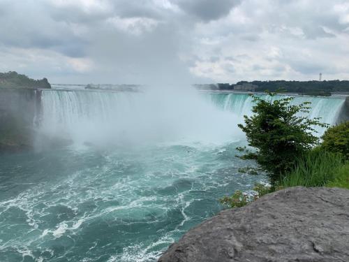 World Cup Soccer Fans Stay Luxury 4BR Family Retreat in Thorold Just 10 Mins Niagara Falls Clifton Hill & Wineries Free Wi Fi Free Parking — hotel in Thorold