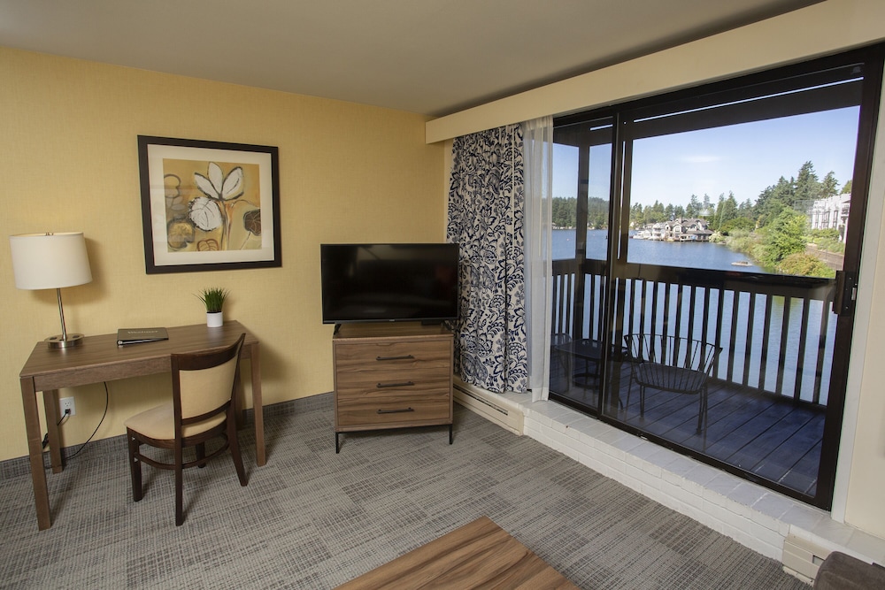 Lakeshore Inn - photo 15