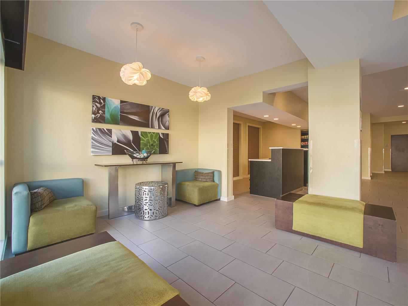 La Quinta Inn & Suites by Wyndham Collinsville St. Louis - photo 8