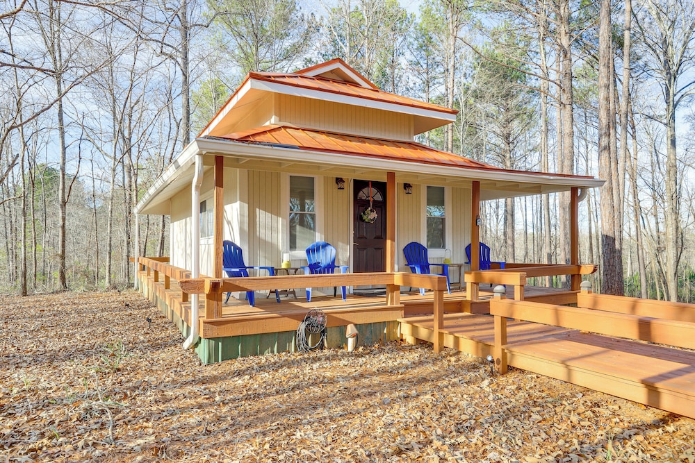 Forest view Gem in Grantville w Wraparound Deck — hotel in Grantville