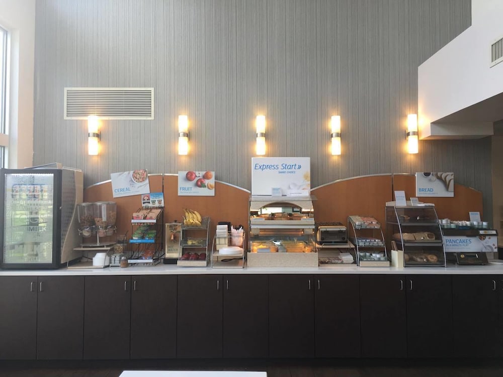 Holiday Inn Express Hotel & Suites East Wichita I 35 Andover by IHG - photo 24
