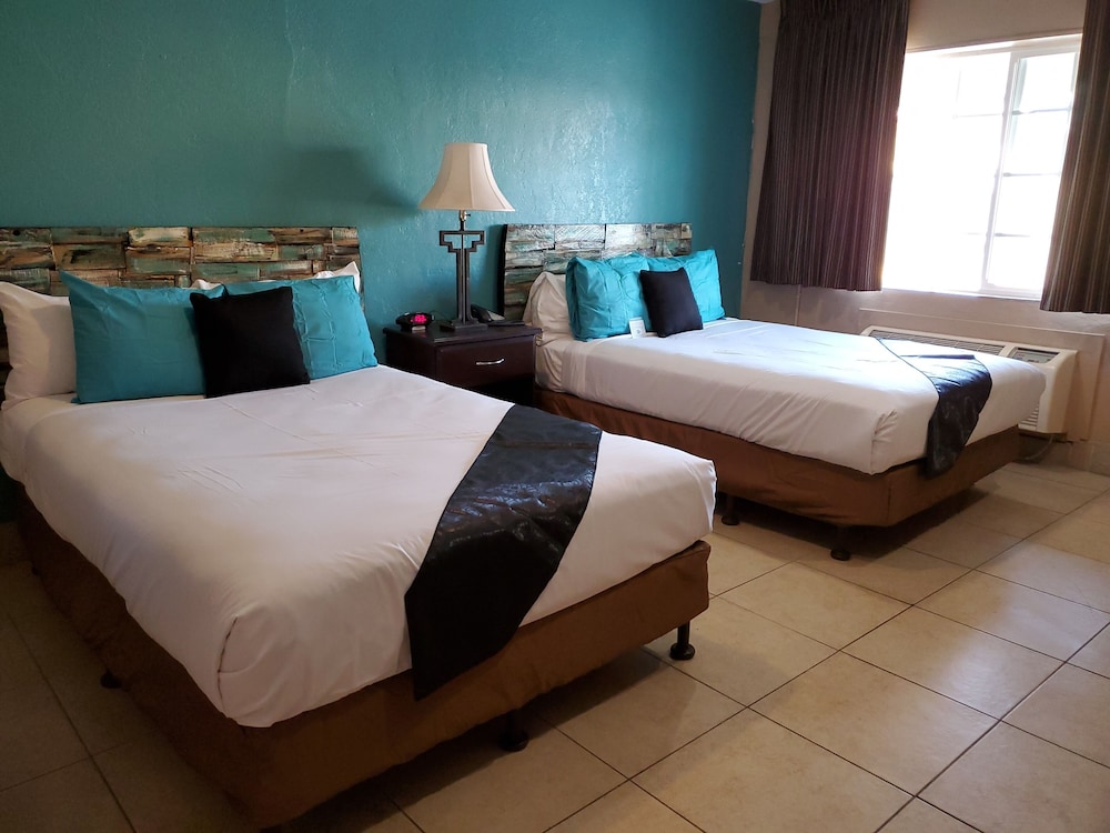 Pinecrest Inn & Suites - photo 5