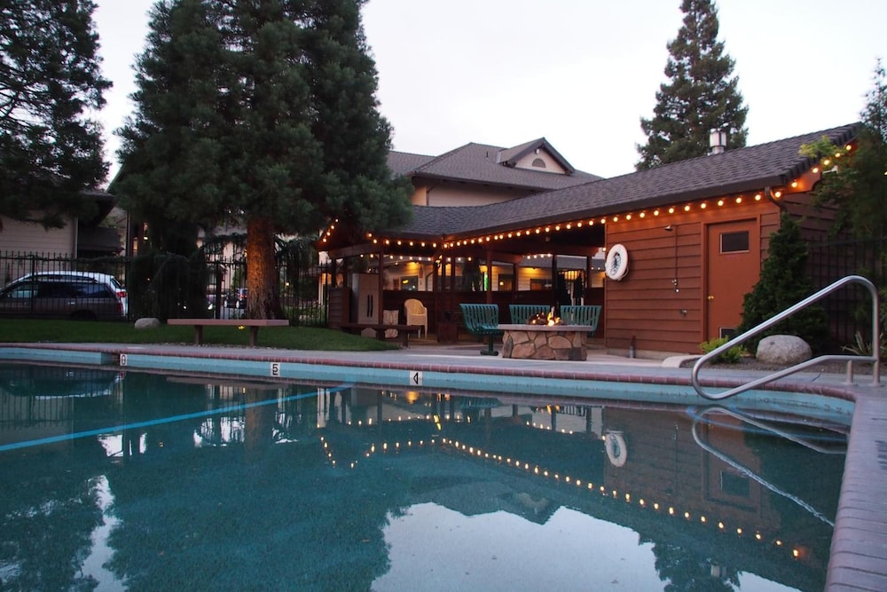 Redwood Garden Inn - photo 11