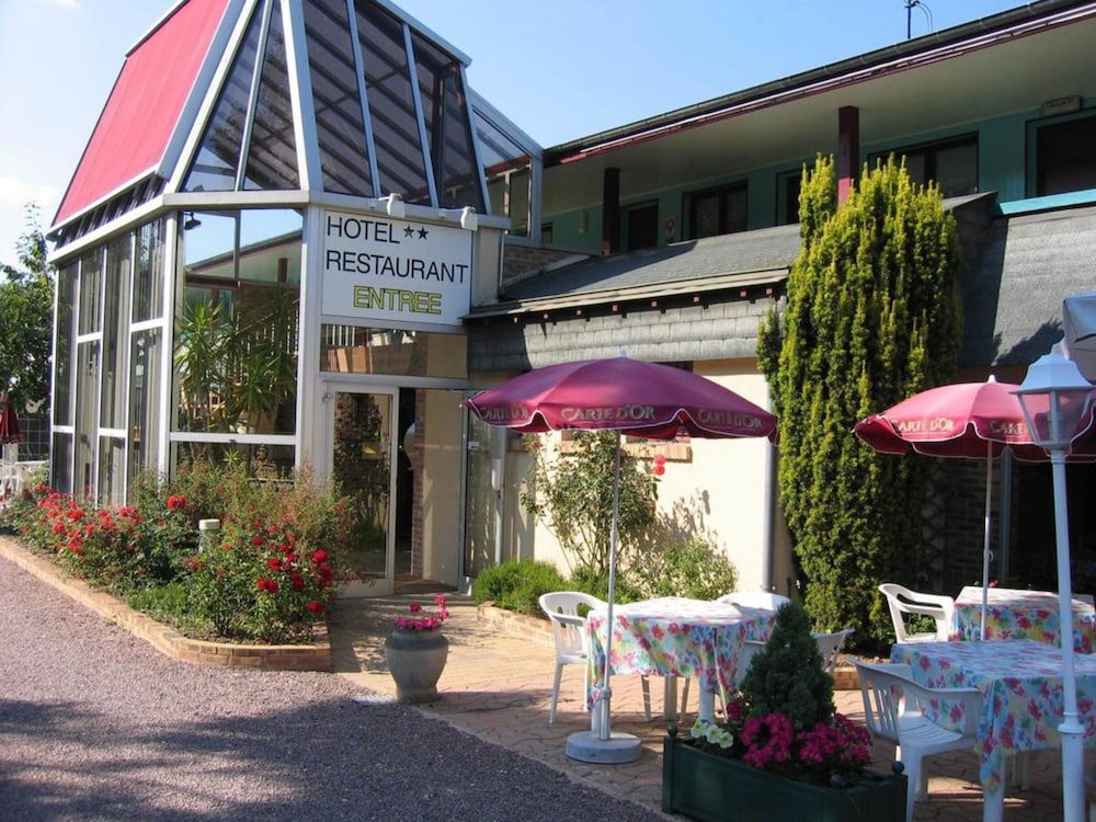 Hotel Restaurant Les Deux Sapins in Gaillon, France