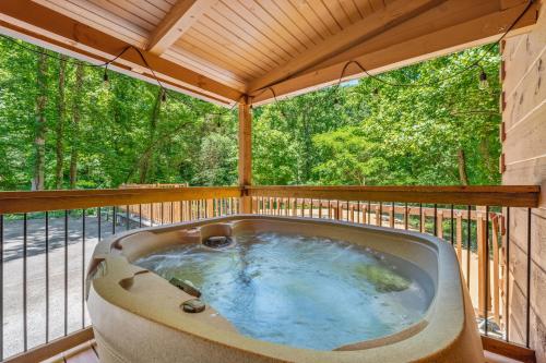 Hot Tub Close to Everything Mountain Ridge — 4-Star Luxury Hotel in Sevierville, United States