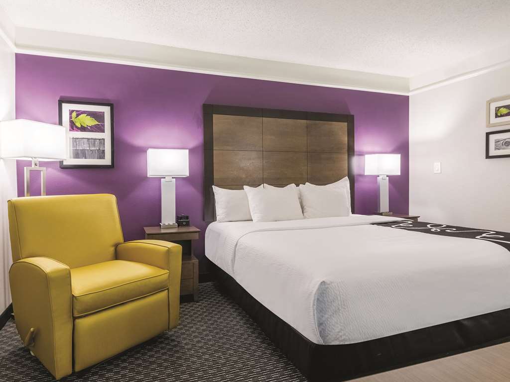 La Quinta Inn & Suites by Wyndham Alexandria Airport - photo 12