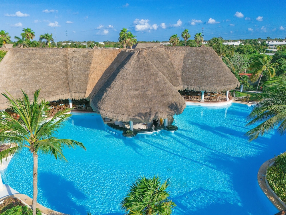 Swim-up bar