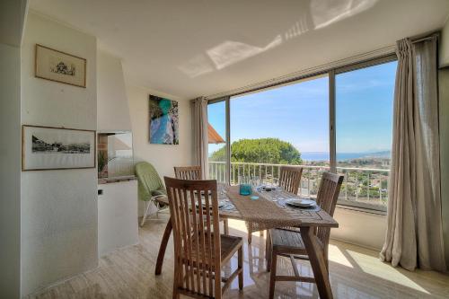 Attique Antibois Piscine Vue Mer Parking Wifi — 4-Star Luxury Hotel in Antibes, France