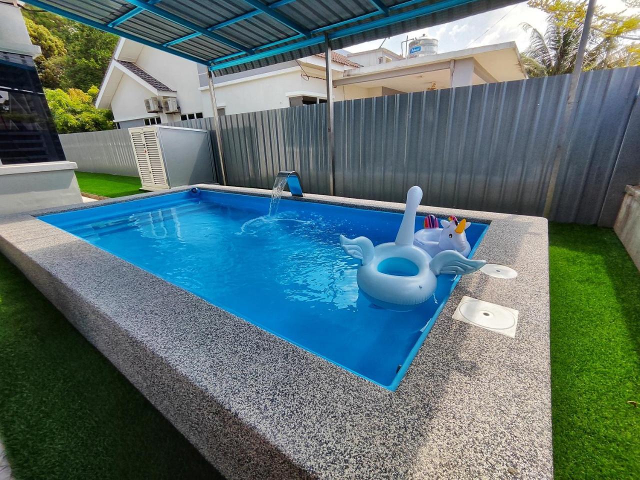 Homestay Temerloh with Private Pool Near Hospital 4 Bedroom 4 Aircond 10pax Free Wi Fi Netflix — 4-Star Luxury Hotel in Temerluh, Malaysia