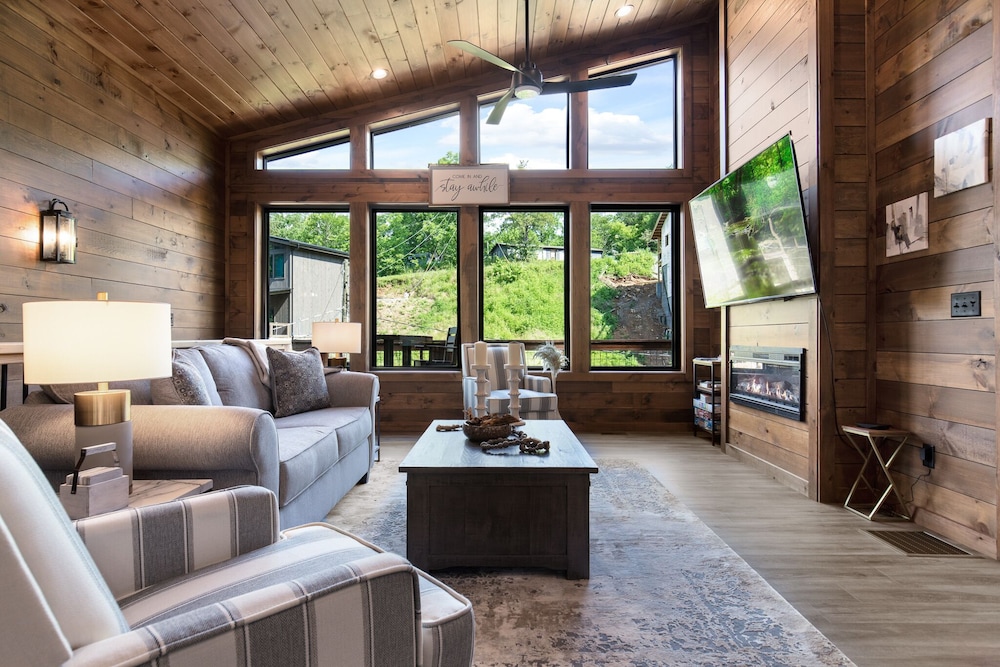 Hillside Retreat by Jackson Mountain Rentals — 4-Star Luxury Hotel in Sevierville, United States