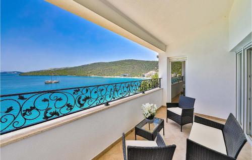Stunning Apartment in Marina With Wifi and 3 Bedrooms — 5-Star Luxury Hotel in Marina, Croatia