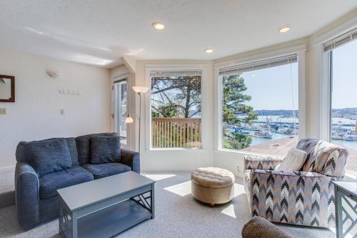 Yaquina Bay Views Restaurants Shops Walk to Everything Unit 2 in Newport, United States