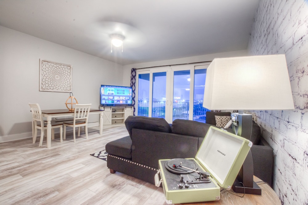 Laketown Wharf Resort by Aneliya's Rentals - photo 634