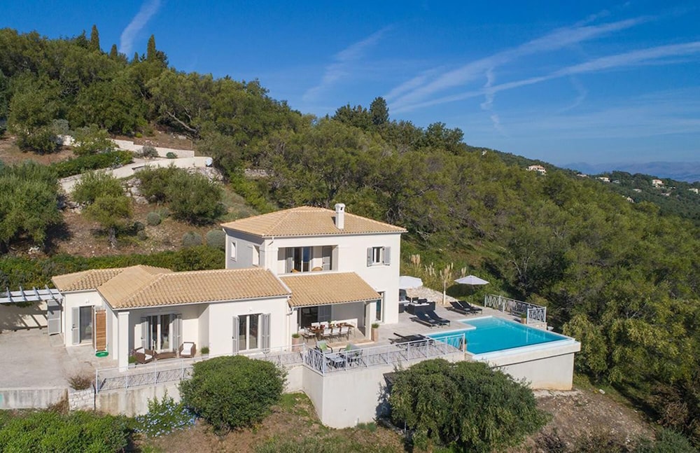 Omolos House in St Stefanos Bay — 4-Star Luxury Hotel in Corfu, Greece