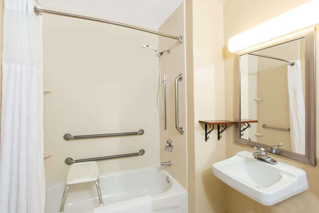 Super 8 by Wyndham Fairmont - photo 9