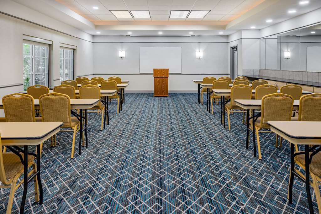 La Quinta Inn & Suites by Wyndham Norfolk - photo 30