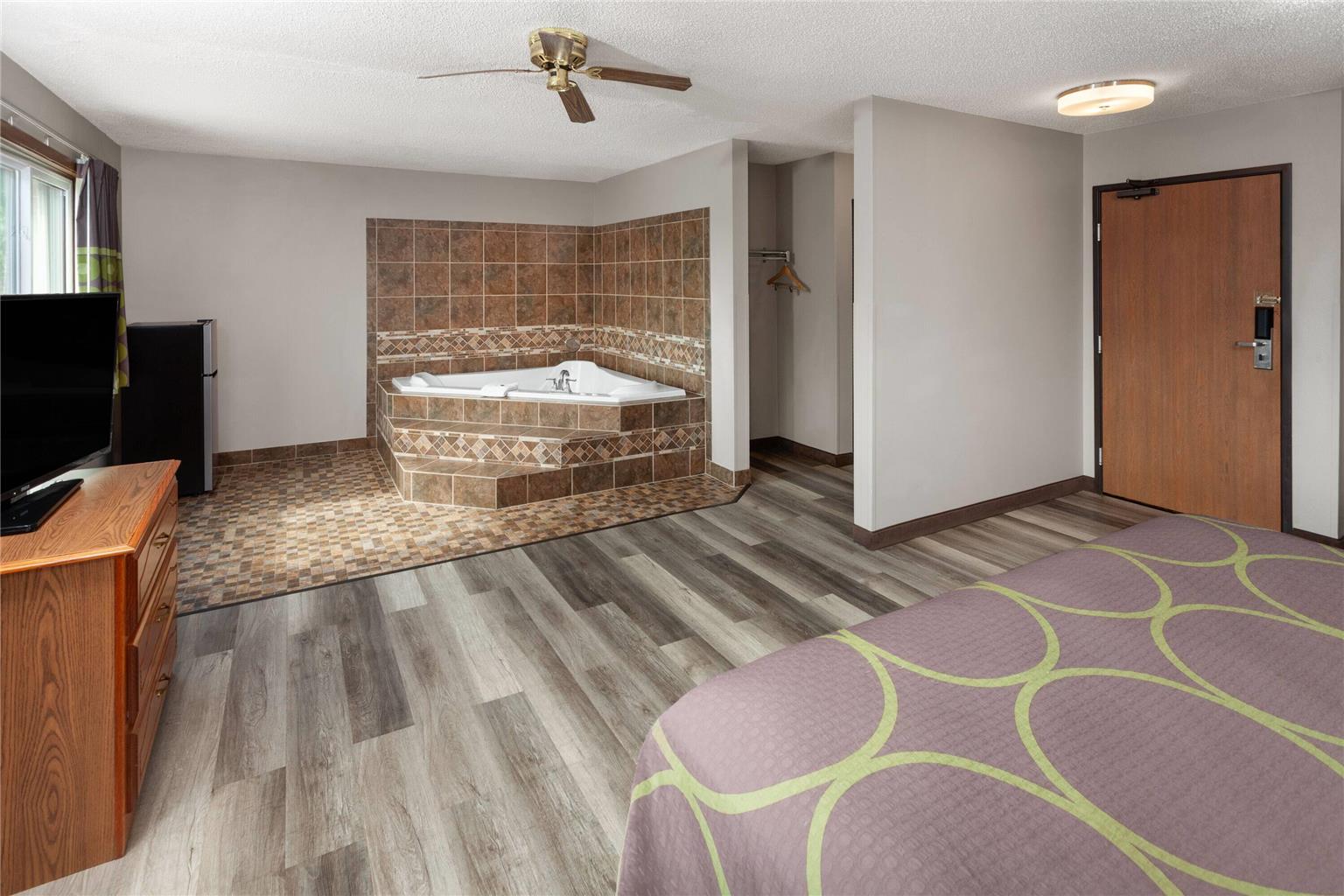 Super 8 by Wyndham Green Bay Near Stadium - photo 23