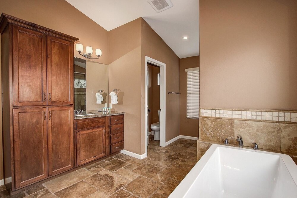 SLS Verde Luxury Estate with FREE Heated Pool Spa Pool Table & Muc - photo 6