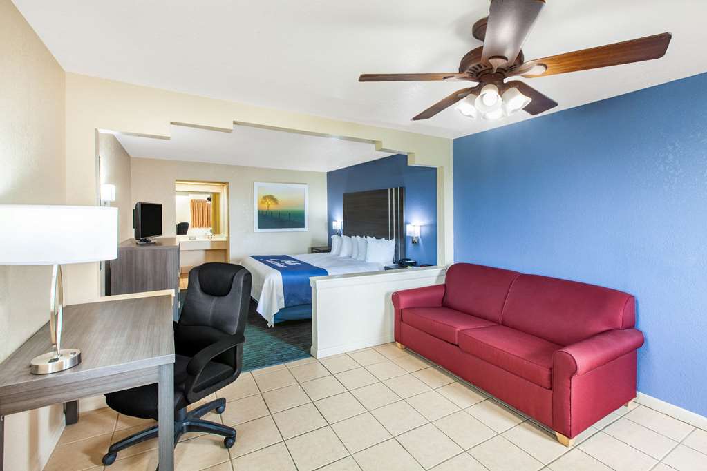 Days Inn & Suites by Wyndham Braunig Lake - photo 12