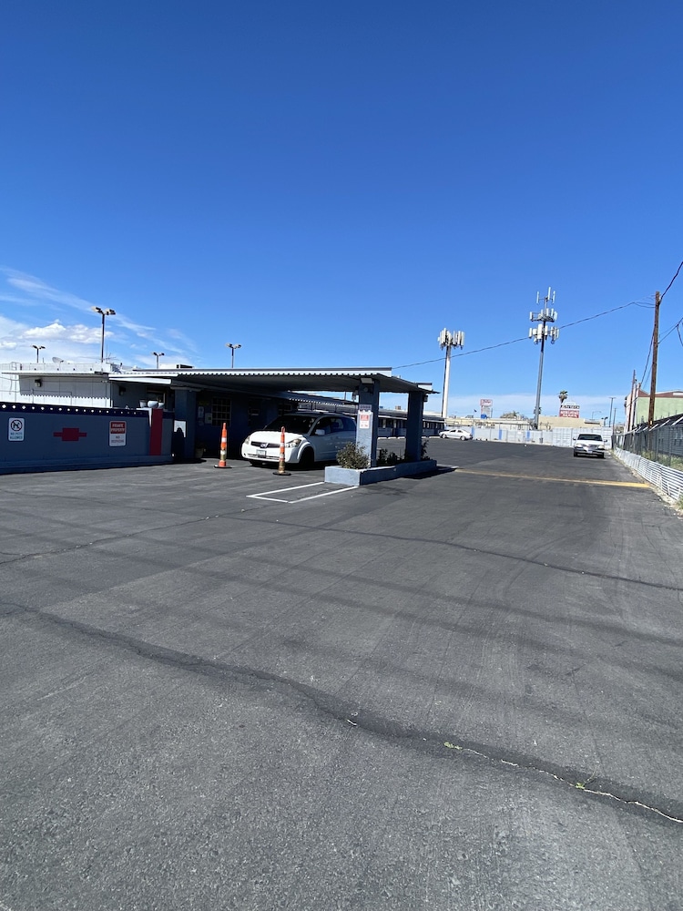 Lucky Cuss Motel - photo 42