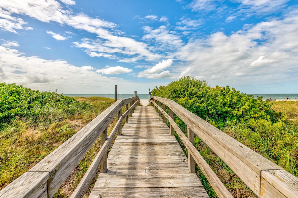 Land's End 3 202 Bay Front — 4-Star Luxury Hotel in Saint Pete Beach, United States