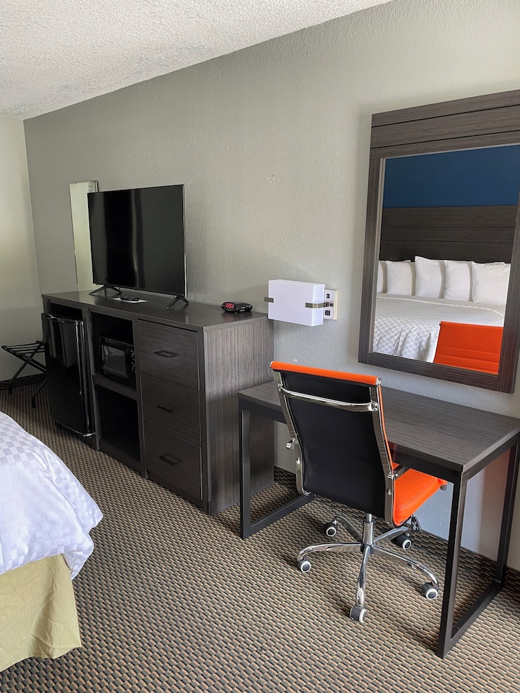 Clairmont Inn & Suites Warren - photo 7