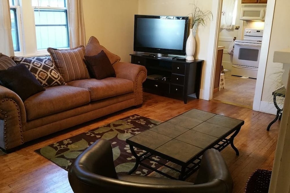 Lovely 1 King Bed Walk Downtown Pet Ok - featured photo