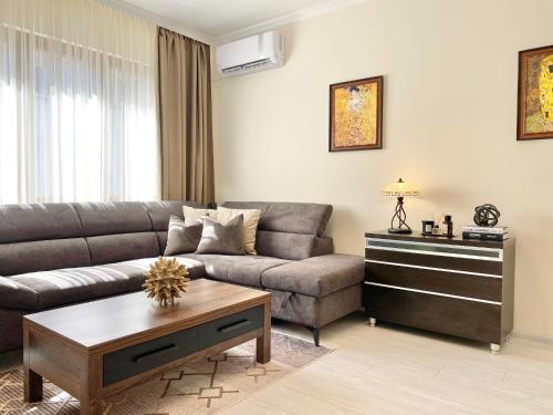 Great 2BDR Apartment in the Centre for 6 Guests — 4-Star Luxury Hotel in Stara Zagora, Bulgaria