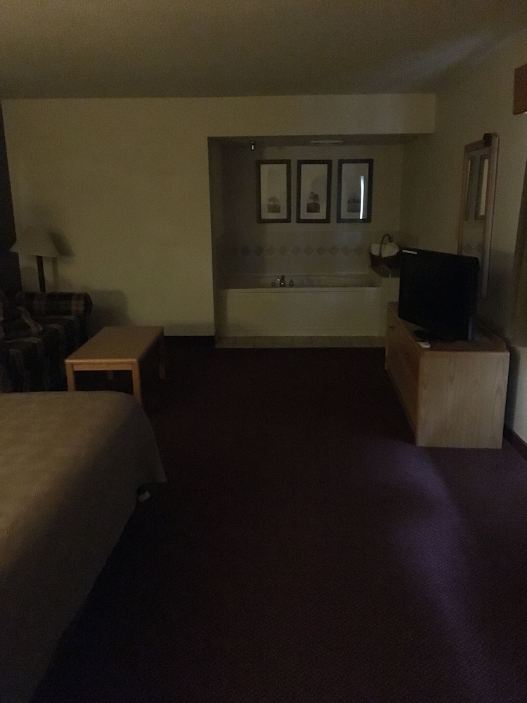 Moose Lake Lodge & Suites - photo 8