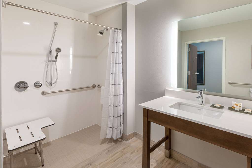 La Quinta Inn & Suites by Wyndham Round Rock near Kalahari - photo 30
