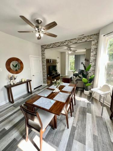 Stylish 3Bedroom Aparment w Games & Free Parking — 4-Star Luxury Hotel in Chicago, United States