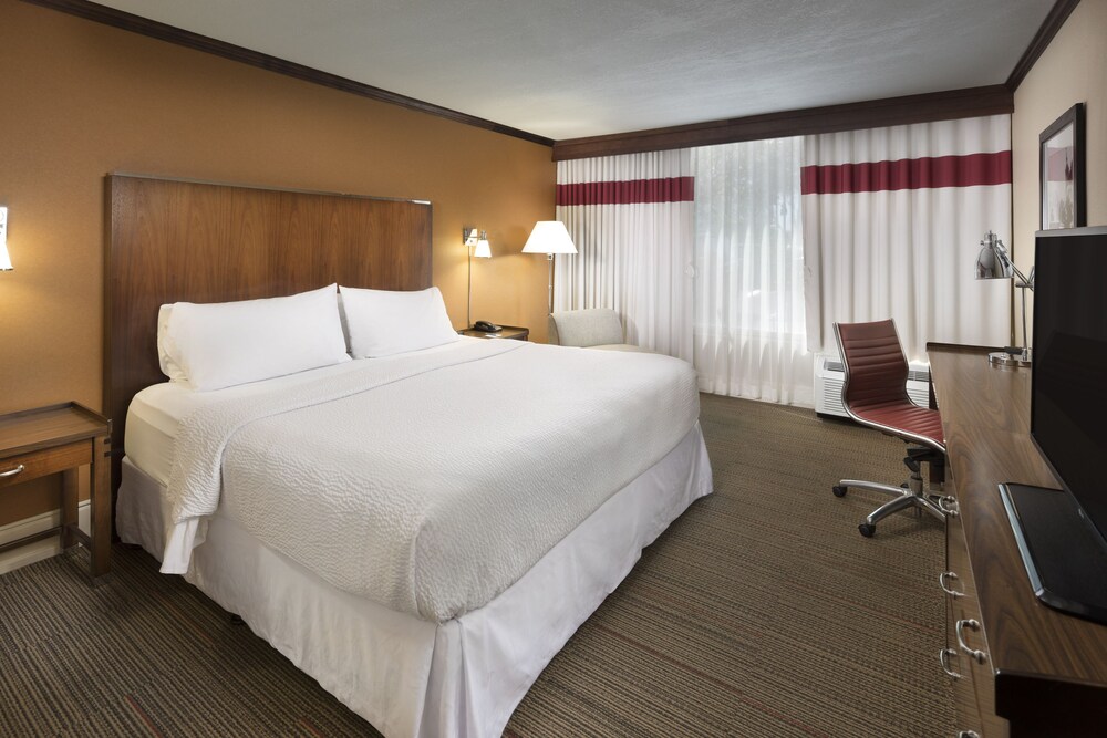 Four Points by Sheraton Kansas City Airport - photo 17