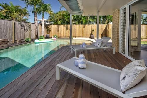Wurtulla Beachside Family Haven Steps to the Sea & Pool — hotel in Currimundi