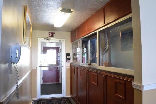 Budget Inn Ontario - photo 18