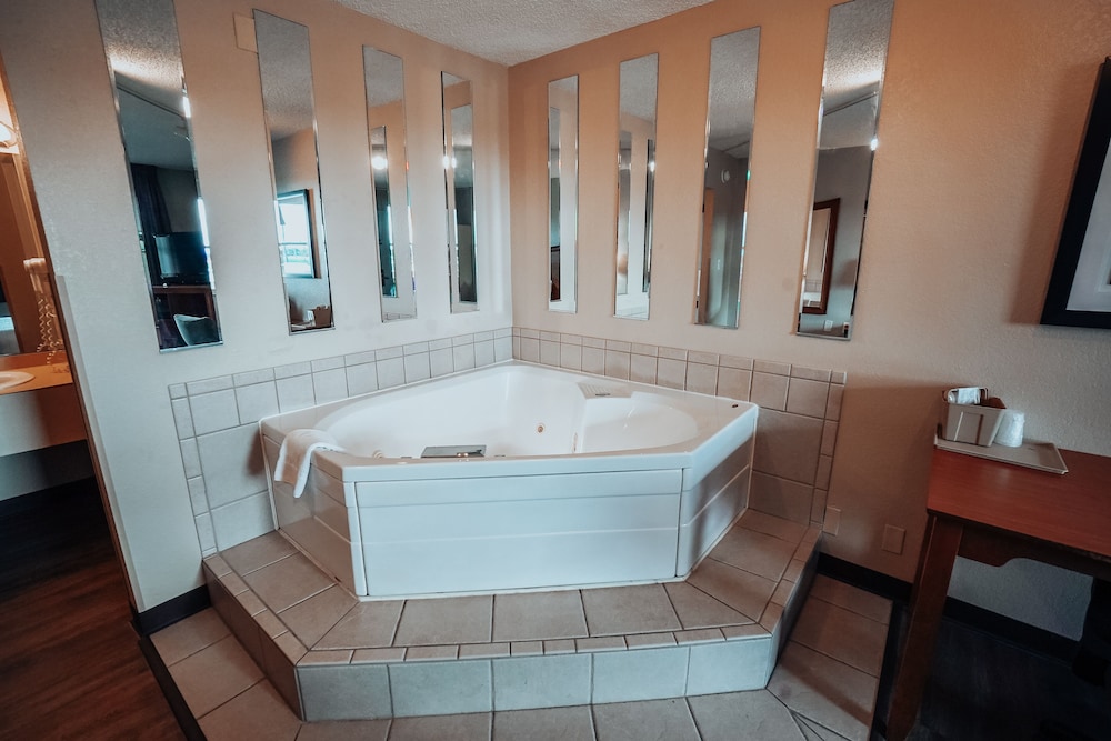Lamplighter Inn & Suites North - photo 12