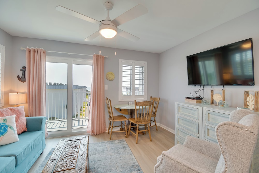 Resort Perks: Gulf Shores Beach inspired Condo - photo 4