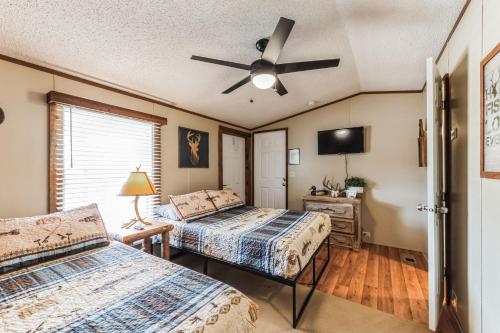 Gone Fishin’ 1 Bedroom Hotel Room by The Lodges at Fossil Creek in Kingston, United States