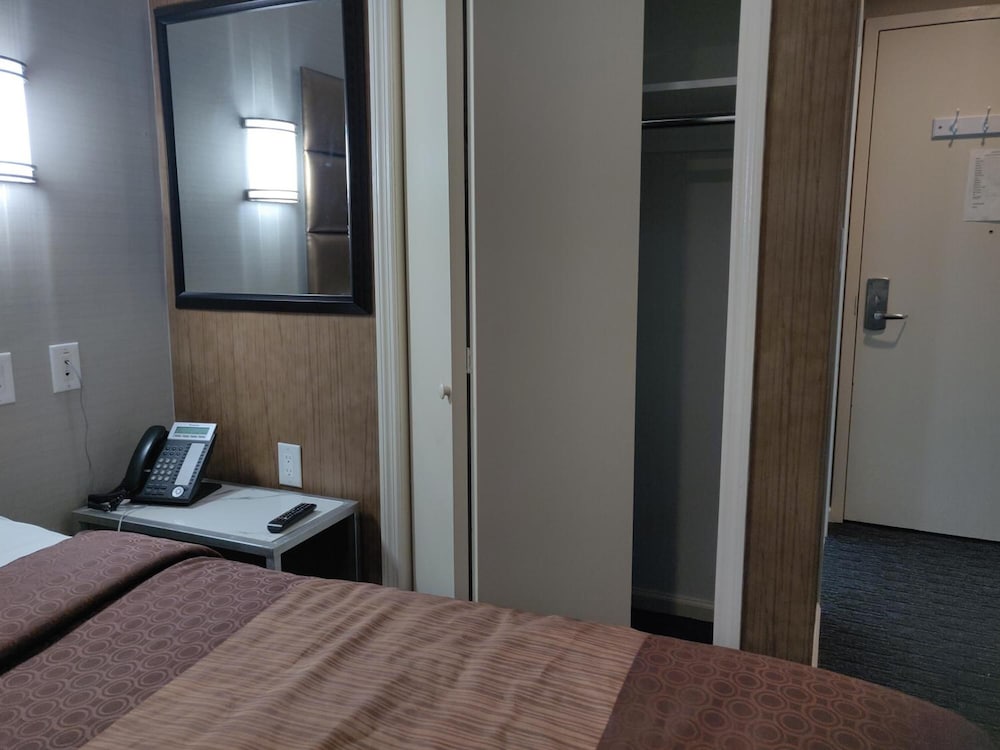 Hotel Key LaGuardia Airport - photo 22