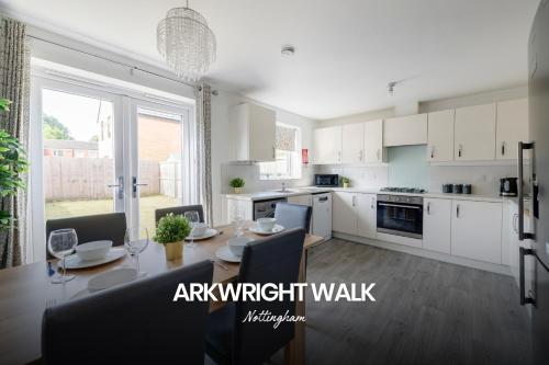 Gorgeous 4 bed Home in Nottingham by Renzo Free Driveway Parking Great Location — 4-Star Luxury Hotel in Nottingham, United Kingdom