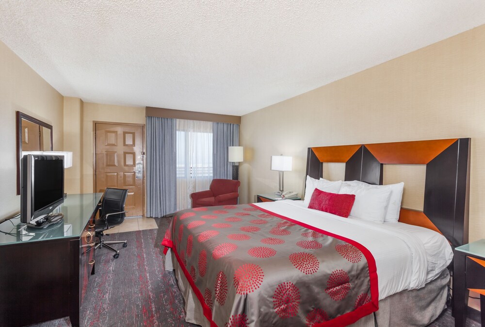 Ramada by Wyndham San Diego National City — hotel in National City