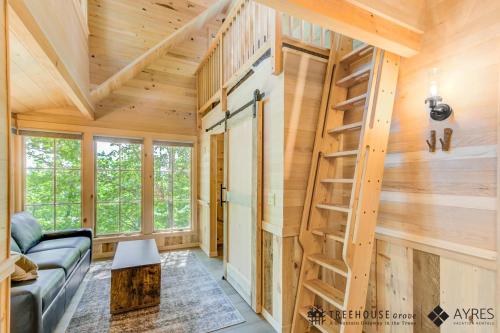 The Green Ash in Treehouse Grove at Norton Creek — 4-Star Luxury Hotel in Gatlinburg, United States