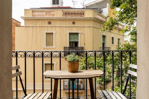 Decô Apartments Barcelona Sants — 4-Star Luxury Hotel in Barcelona, Spain