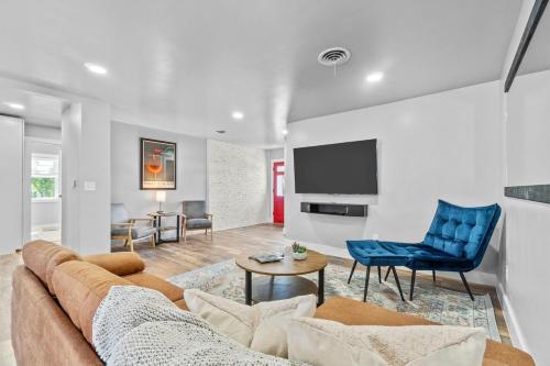 BlueBonnet Bungalow Hot Tub & Fire Pit — 4-Star Luxury Hotel in Fredericksburg, United States