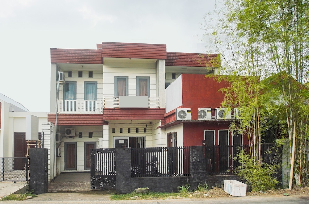 Hotel O Icha Homestay — hotel near Sultan Hasanuddin International Airport