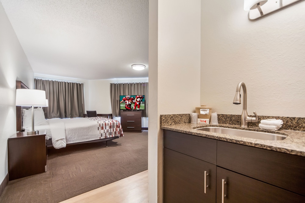 Red Roof Inn & Suites Omaha Council Bluffs - photo 25