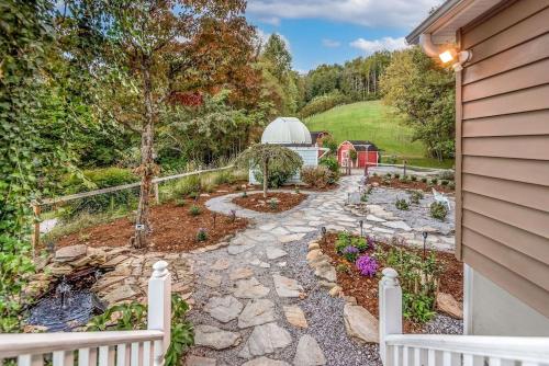 40 Acres w Waterfalls Vineyard Stream 5 bedroom — 4-Star Luxury Hotel in Moravian Falls, United States