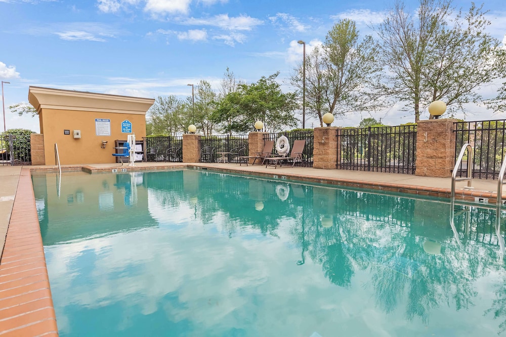 Hampton Inn Atmore - photo 21