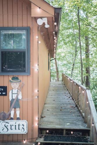 Awe Inspiring Views Fireplace Patio and King Bed — 4-Star Luxury Hotel in Blairsville, United States